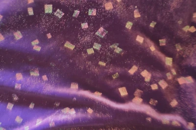 HOLOGRAMA BRILLANTE DISPERSO EN PÚRPURA TELA DE TERCIOPELO POLI ELÁSTICO DE 4 VÍAS POR YARDA Foto 1 de 2