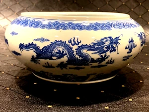 SCHÖNE ANTIKE CHINESISCHE BLAU AUF WEISS SCHALE MIT DRACHEN DESIGN - Bild 1 von 8