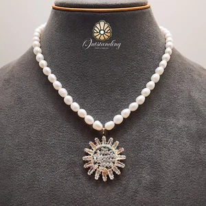 Perla Mabe Natural con Base de Metal de Oro Sólido de 18 quilates Estampada y Cierre con Diamantes - Imagen 1 de 23