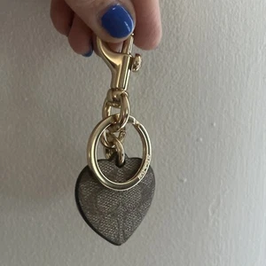Portachiavi Coach Signature Hearts portachiavi amore carino Dogleash clip oro 91478 nuovo con etichette - Foto 1 di 4