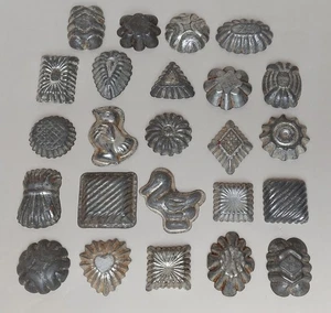 24 kleine alte Schokoladen Pralinen Förmchen Weiß Blech Weihnachten Deko shabby - Bild 1 von 7