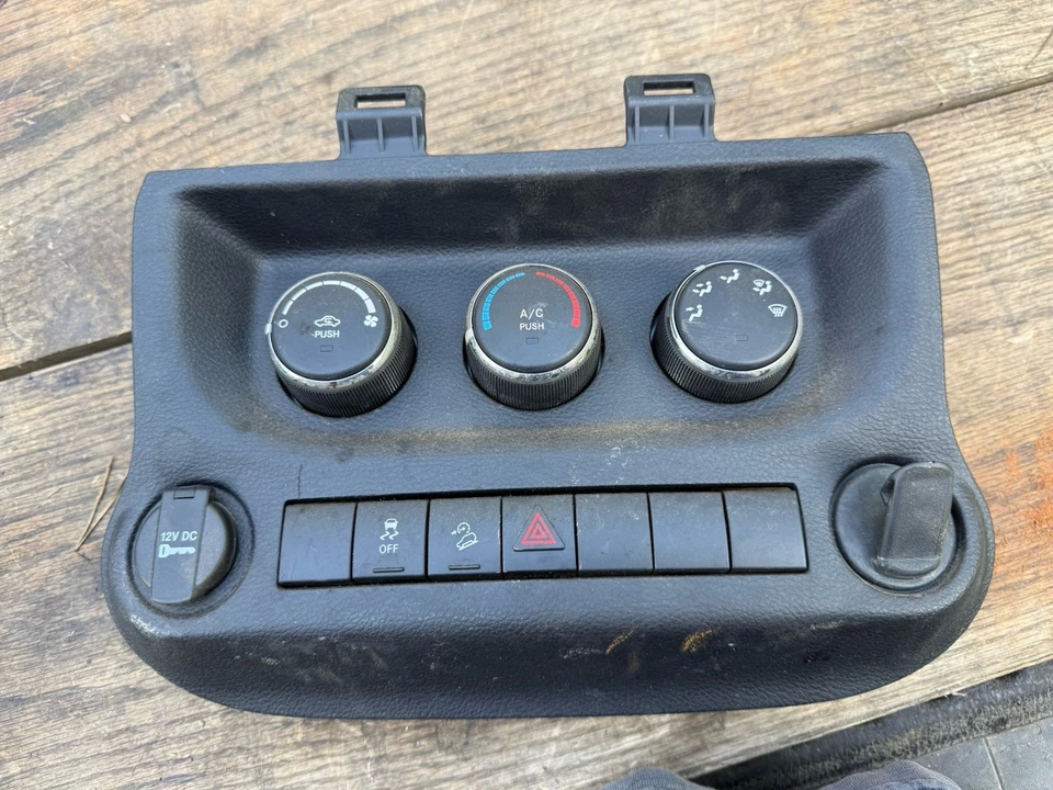 2011 2012 2013 JEEP WRANGLER HEATER A/C CLIMATE TEMPERATURE CONTROL P55111167 - Image 1 of 3