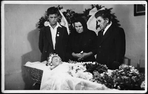 post mortem, familia alrededor del ataúd, dulce niña, extraño, inusual, vintage fino a - Imagen 1 de 3