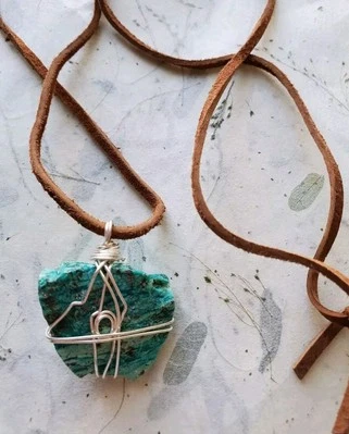 Collar colgante artesanal de piedras preciosas envueltas en alambre de crisocola con cordón de cuero boho Foto 1 de 4