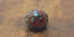 Anillo con incrustaciones turquesa de coral plateado de Oriente Medio - Imagen 1 de 5