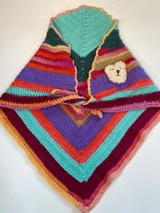 Scialle all'uncinetto arcobaleno fatto a mano avvolgente bambina o piccola donna 36"L x 56" W perfetto - Foto 1 di 6