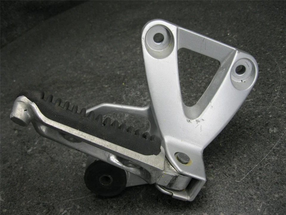 Clavija y soporte trasero derecho 01 Suzuki GSX-F Katana 600 Foto 1 de 1