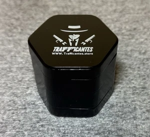 Schwarz Sechseck Metall Lebensmittel Gewürz Kräuter Mühle und Tabak Trafficantes 2 Zoll - Bild 1 von 4