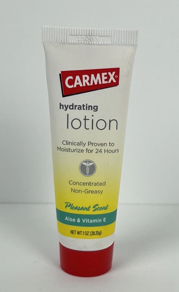 Loción hidratante Carmex aroma agradable con aloe y vitamina E - tamaño de viaje de 1 oz Foto 1 de 4