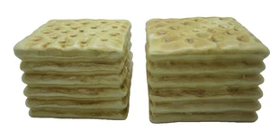 Ein Set Salz und Pfefferstreuer Salteen Cracker (gemarkt Horchow Italien) - Bild 1 von 5