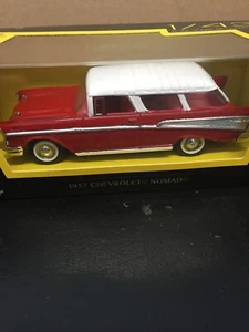 Firma stradale 1:43 1957 Chevrolet Nomad / Rosso/Bianco - Foto 1 di 5