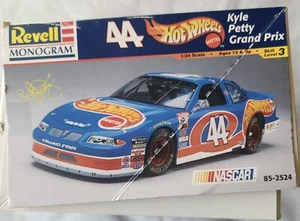 Revell Kyle Petty #44 Hot Wheels Pontiac Grand Prix Model Kit 85-2524 1997 - Picture 1 of 8