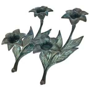 Antica coppia di portacandele in bronzo con foglie Verdigris conici - Foto 1 di 10