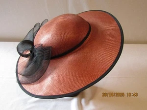 NEU DAMEN FORMELLER HUT IN ROST MIT SCHWARZER NETZSCHLEIFE ONE SIZE. - Bild 1 von 5