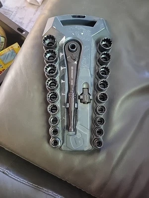 Crescent 20 Piece Socket Wrench Set X6 + 3/8 in Drive -Pass Through Metric + SAE - Image 1 of 4