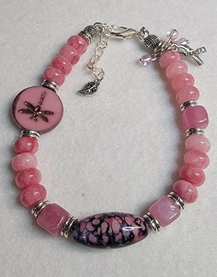 Elegante Pulsera Artesanal Rosa Cuentas con Dije Libélula Foto 1 de 3