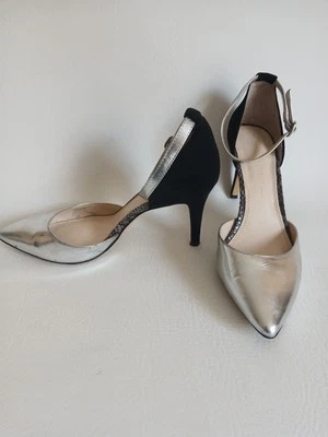 Zapatos para mujer Banana Republic plateados y negros con correa al tobillo talla 7,5 M punta puntiaguda Foto 1 de 4