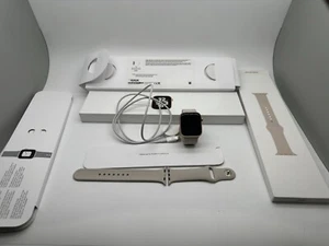 Apple Watch SE 40mm Gold Aluminum Case Starlight Sport Band (GPS) A2351 - Picture 1 of 22