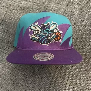 Sombrero Mitchell & Ness Charlotte Hornets Clásico Madera Diente de Tiburón - Imagen 1 de 8