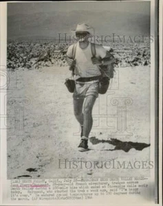 1966 Press Photo French Adventurer Jean Pierre Marquant Hikes Death Valley - Picture 1 of 2