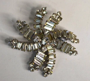 Weiss Estate Clear Rhinestone Vintage 2” Brooch Pin Swirl Pinwheel Design Signed - Picture 1 of 4