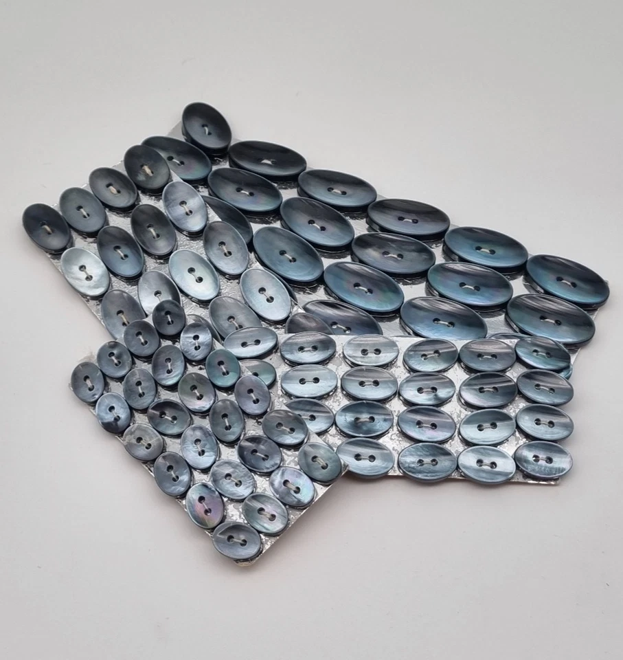 Grauer ovaler Perlmutt 2-Loch-Knopf 11-23 mm Blauschimmer / Mother-of-Pearl P19 - Bild 1 von 1