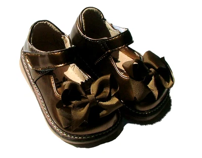 MOOSHU Entrenadores Squeeker Zapatos Añadir Un Lazo NUEVO Bronce Talla 3-9 Foto 1 de 4