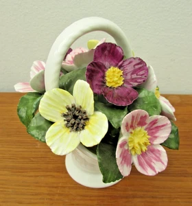 Cesta de flores floral Aynsley con asa - Imagen 1 de 4