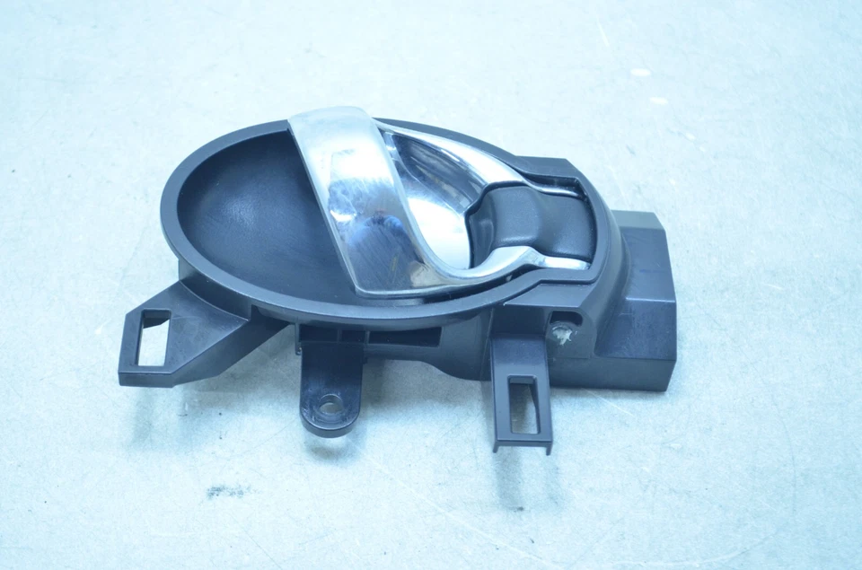 14-19 NISSAN VERSA NOTE ПЕРЕДНЯЯ ПРАВАЯ ПАССАЖИРСКАЯ ВНУТРЕННЯЯ ДВЕРНАЯ РУЧКА ЧЕРНАЯ ОТ ОРИГИНАЛЬНОГО ПРОИЗВОДИТЕЛЯ - Изображение 1 из 4