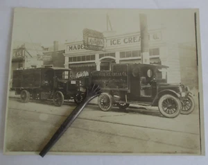Foto antigua, hecha Rite Ice Cream Co. camiones REO), estacionada de fábrica, ca 1923 - Imagen 1 de 2