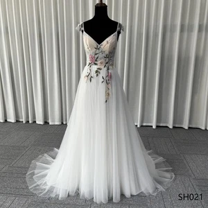 HBH Brautmoden Brautkleid mit floraler Stickerei & zarten Trägern - Foto 1 di 7