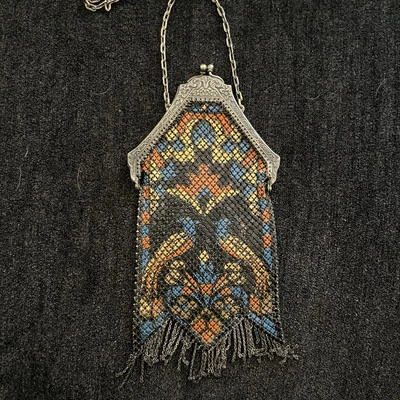 Mandalian antiguo Art Deco de 1920 Mfg. Cartera con solapa de malla Co. Peacocks como está  Foto 1 de 4