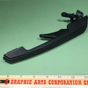 VOLVO 740 745 760 940 960 EXTERIOR DOOR HANDLE RIGHT PASSENGER SIDE BLACK TRIM - Picture 1 of 9