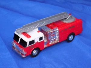 Ertl Feuerwehrauto 5" lang Ertl Feuerwehrleiter drehbar & hebt - Bild 1 von 5