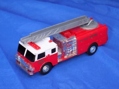 Camión de bomberos ERTL 5" de largo Ertl escalera del departamento de bomberos gira y eleva Foto 1 de 4