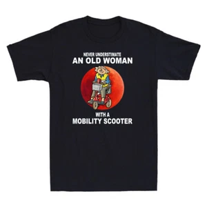 Ne jamais sous-estimer une vieille femme avec une mobilité scooter vintage en coton T-shirt - Photo 1/8