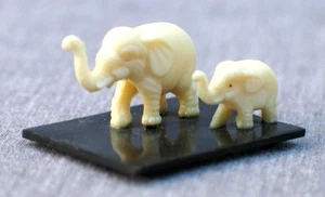 Decorazione vintage in miniatura in celluloide -- Due elefanti -- Giappone - Foto 1 di 4