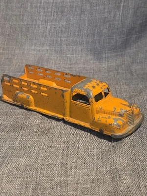 Camión de estacas Tootsietoy 1947 International K5 lados abiertos fundido a presión Foto 1 de 4