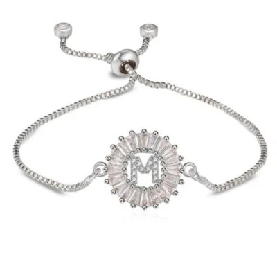 Pulsera delgada de plata con circonita cúbica transparente redonda inicial letra "M" Foto 1 de 2