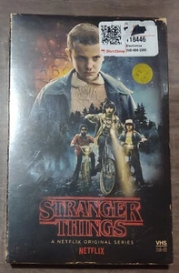 Stranger Things Staffel 1 DVD Blu-ray 4 Disc Collectors Edition VERSIEGELT - Bild 1 von 2