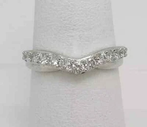 Alianza de boda curva de moissanita de corte redondo de 1,00 quilates chapada en oro blanco de 14 quilates talla-8 - Imagen 1 de 5