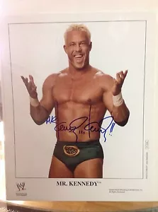 Foto promocional firmada por el Sr. Kennedy WWE 8X10 - Imagen 1 de 1