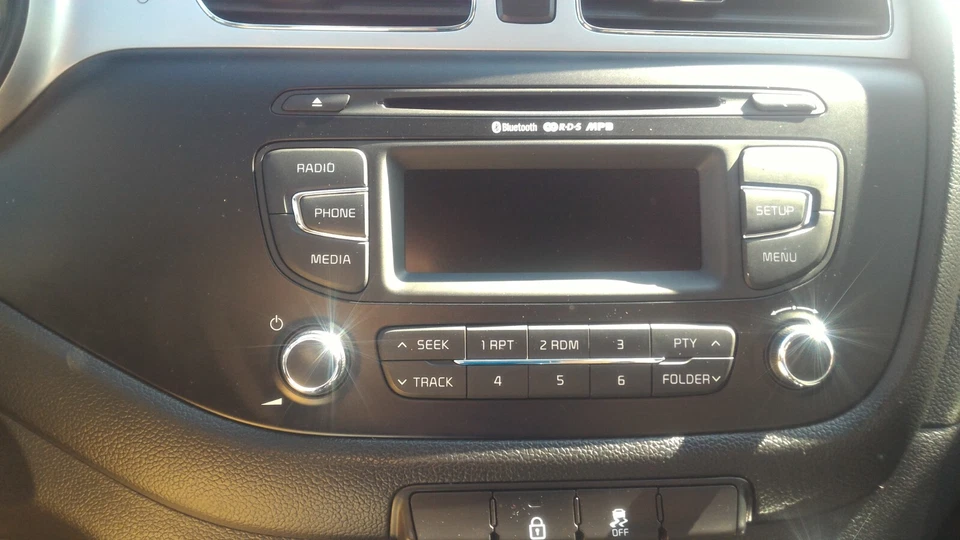 Autoradio Stereo MP3 con CD e Bluetooth - Originale Kia "Cee'd" con Mascherina - Immagine 1 di 3