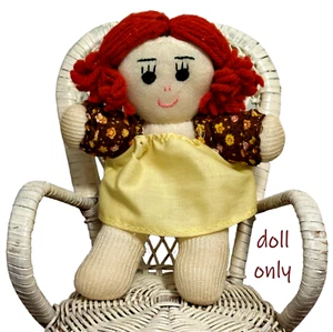 Vintage Stoff Stoff Stoffpuppe Handarbeit Stofftier 7 Zoll rotes Garn Haare bestickt Gesicht OOAK - Bild 1 von 7