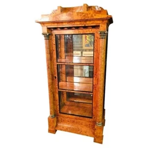 Q` Antike dreiseitige Glasvitrine Biedermeier-Stil aus dem 20.JH Vogelaugenahorn - Bild 1 von 19