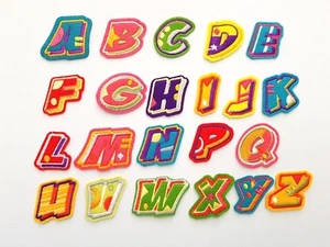 Parches de hierro con letras de alfabeto multicolores / parche de coser / aplique / insignia - Imagen 1 de 1