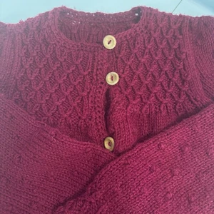 Vintage handgestrickt zarte Landhaus rot Holz Knopf Strickjacke Größe Small - Bild 1 von 8