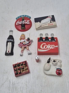 Lotto di vari magneti frigo Coca Cola Cola vintage e piccole bottiglie/lattine - Foto 1 di 5