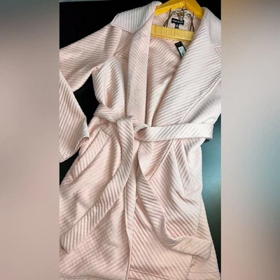 Trench coat Steve Madden otomano malha amarrada cintura rosa tamanho médio novo com etiquetas - Imagem 1 de 4