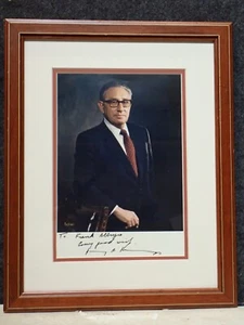 AUTOGRAFO FIRMATO A MANO EX SEGRETARIO DI STATO HENRY KISSINGER FOTO INCORNICIATA - Foto 1 di 3
